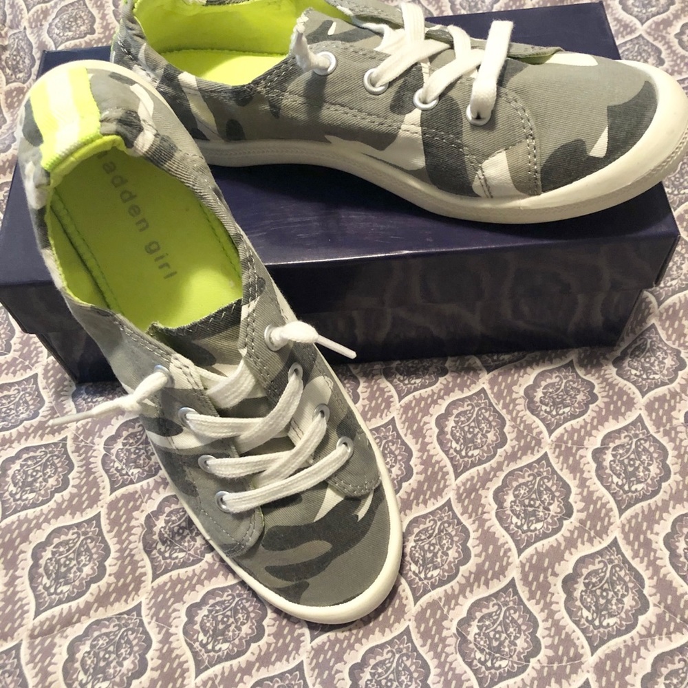 Madden Girl Lt grey camo sneakers